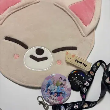 Stray Kids 아이엔 스트랩 캔뱃지 부채 커버