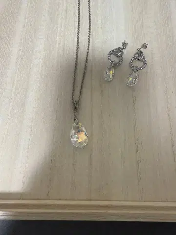 크리스탈 펜던트와 귀걸이 세트