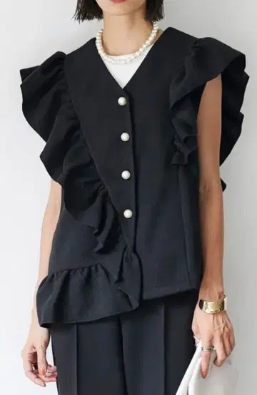 [택 포함 새상품] Frene 비대칭 프릴 디자인 펄 버튼 베스트