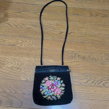 꽃무늬 자수 숄더백 블랙