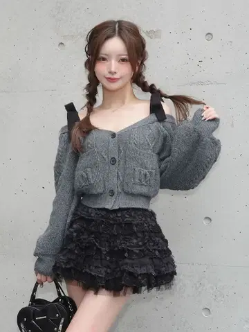 미개봉 새상품 Darich 숄더 리본 V넥 니트탑