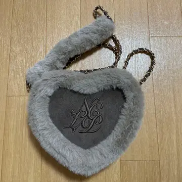 하트 스웨이드 로고 숄더백