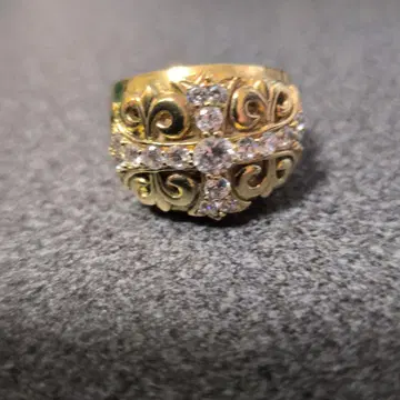 장식적인 골드 컬러 반지