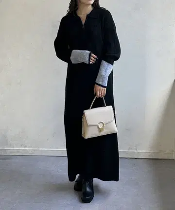 소매 끝 배색 하프 지퍼 니트 원피스