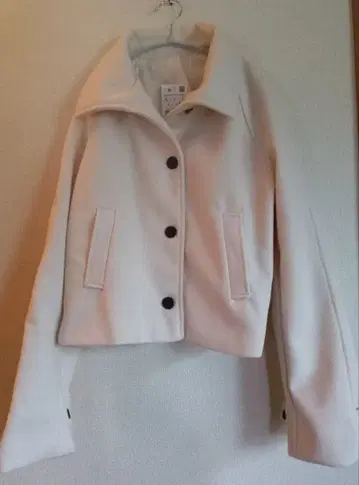 화이트 숏 기장 자켓