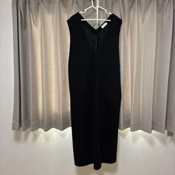 블랙 V넥 슬리브리스 원피스