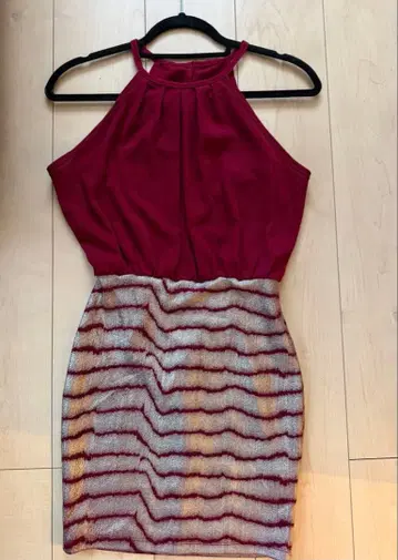 버건디 하이넥 드레스