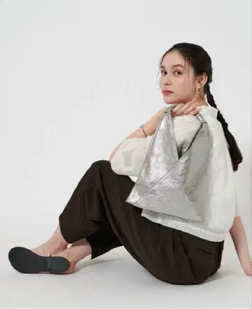 2024년 뷰티앤유스 실버 가죽 백