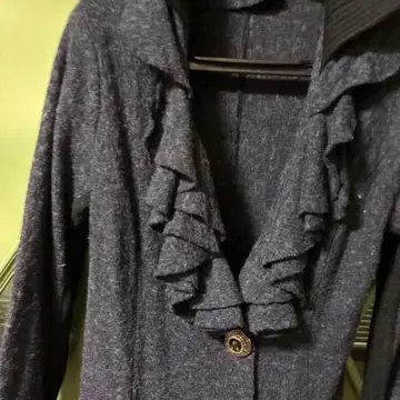 프릴 달린 다크 그레이 긴팔 가디건