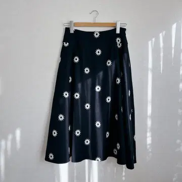 비어즐리 노르딕 플레어 스커트 완판