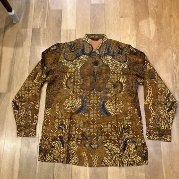 바틱 패턴 긴팔 셔츠 브라운 계열