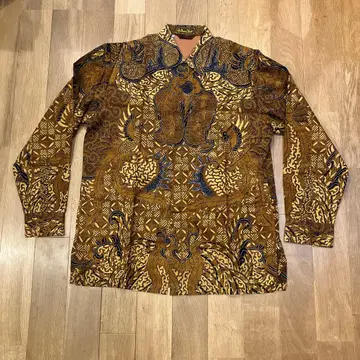 바틱 패턴 긴팔 셔츠 브라운 계열