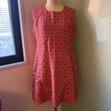 오렌지와 블랙 도트 무늬 슬리브리스 원피스