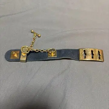 블랙 가죽 골드 금장 장식 팔찌