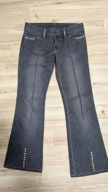 스터드 장식 다크 그레이 부츠컷 데님