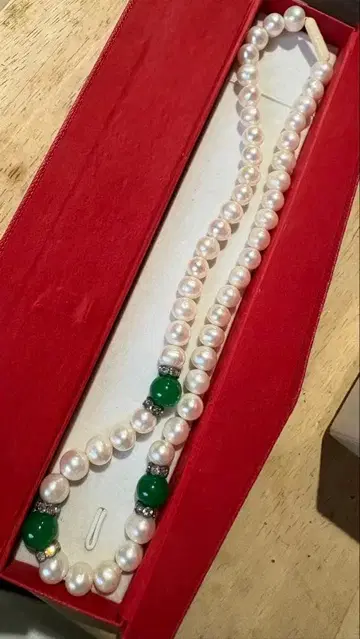 진주와 그린스톤 목걸이
