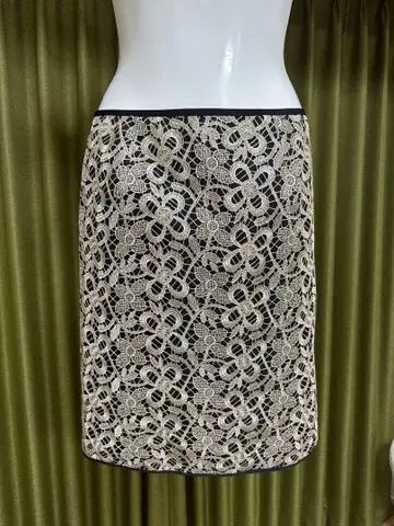 [ INED 미사용품 ] 꽃무늬 레이스 무릎 기장 타이트 스커트