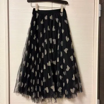 하트 무늬 플리츠 스커트 블랙