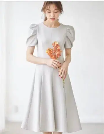 우아한 라인으로 디테일에 고집이 빛나는 파워 숄더 심플 원피스