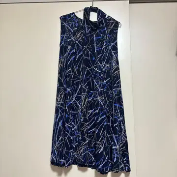 블러쉬 슬리브리스 무릎 기장 원피스 파랑 armoire caprice