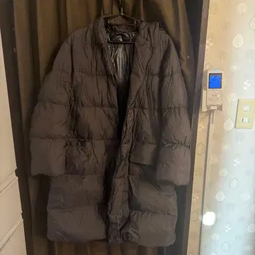 유니클로 플러스 제이 다크 브라운 후드 부착 롱 다운 시착만 한 상품 M