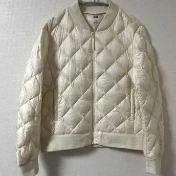 유니클로 울트라 라이트 다운 다이아 퀼트 리브 블루종 화이트