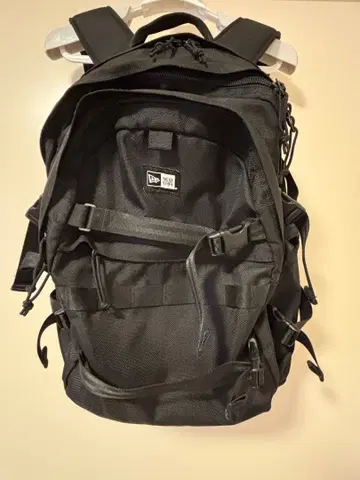 NEW ERA 블랙 백팩 35L