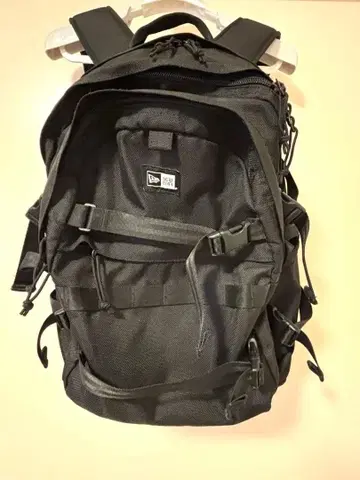 NEW ERA 블랙 백팩 35L