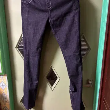 미사용 새상품 스터드 장식 다크 블루 데님 팬츠