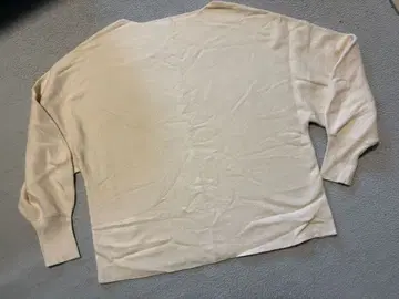 베이지 긴팔 니트 스웨터