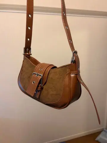 브라운 숄더백 버클 포함
