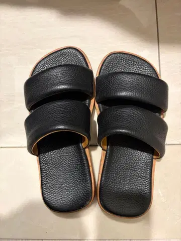 AURALEE 오라리 블랙 가죽 슬라이드 샌들