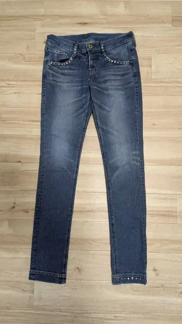 다크 블루 스터드 부착 스키니 데님