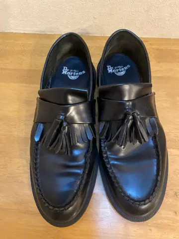 Dr. Martens 블랙 프린지 로퍼