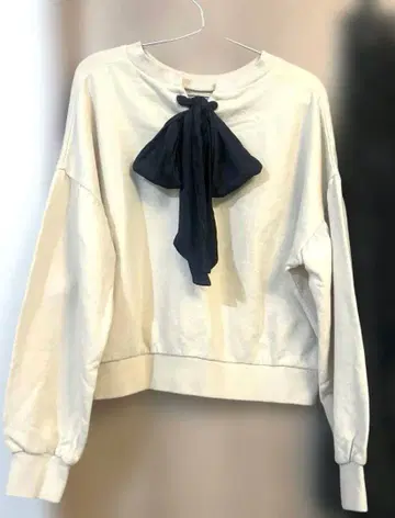 질스튜어트 백리본 맨투맨!