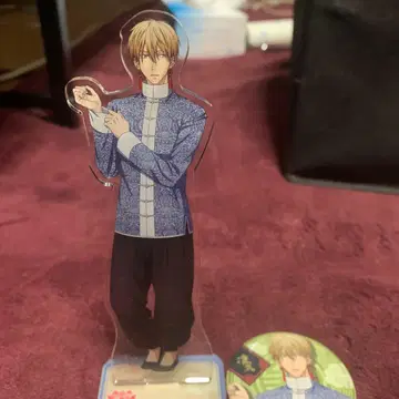 아크릴 스탠드와 캔뱃지 세트