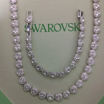 SWAROVSKI 하트 모양 크리스탈 팔찌입니다.