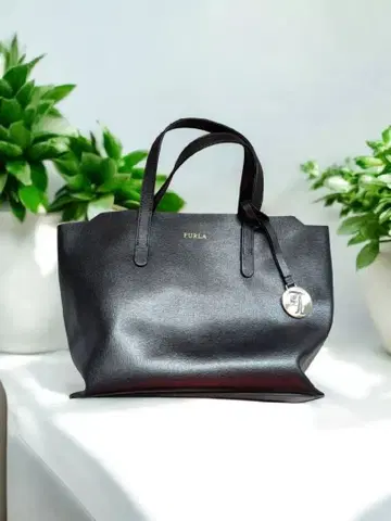 [ 새상품급 ] FURLA 샐리 가죽 토트백 참 포함 블랙