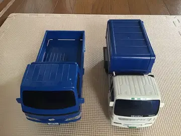 빅 사이즈의 굴착 자동차 2대 ( 쓰레기 수거차 / 트럭 )