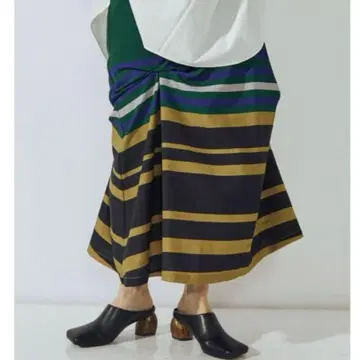 UN3D. 보더 패턴 턱 스커트 39,600엔 S