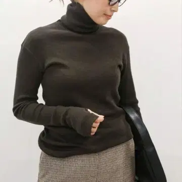 명품 두지엠 클라세 리브 터틀 니트 rib 브라운 손가락 빼기