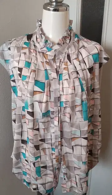 기하학 패턴 슬리브리스 블라우스