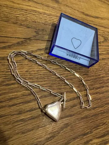 knobbly studio 실버 하트형 펜던트 목걸이