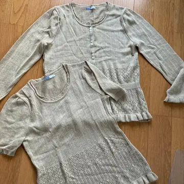 무늬가 귀여운 앙상블 가디건과 반팔 스웨터 옅은 베이지