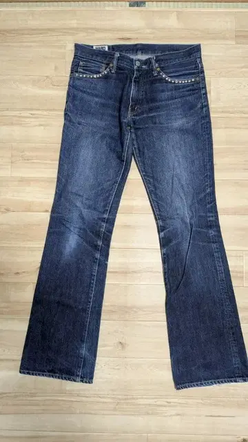 스터드 장식 남성용 부츠컷 데님 MABO INTERNATIONAL