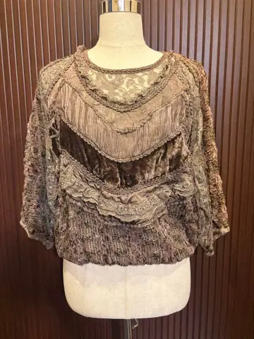 브라운 계열 긴팔 상의