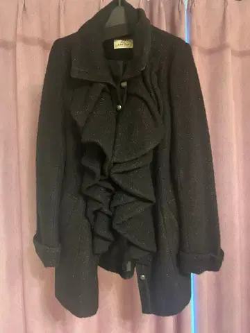 la belle Etude 프릴 달린 블랙 라메 코트 힙 기장