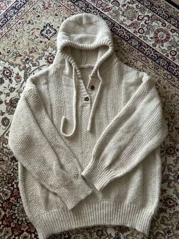 ARULLE 후드 부착 에크루색 니트 스웨터