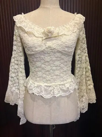 아이보리 레이스 오프숄더 셔츠