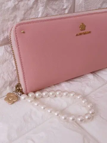 [컨디션 최상] MARY QUANT 마리콴트 장지갑 펄 스트랩 포함